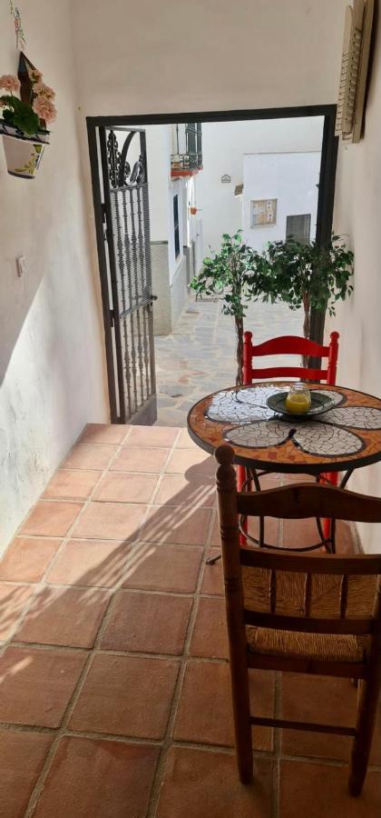 Cheerful One Bedroom Townhouse With Patio Árchez Buitenkant foto