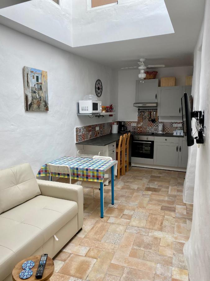 Cheerful One Bedroom Townhouse With Patio Árchez Buitenkant foto