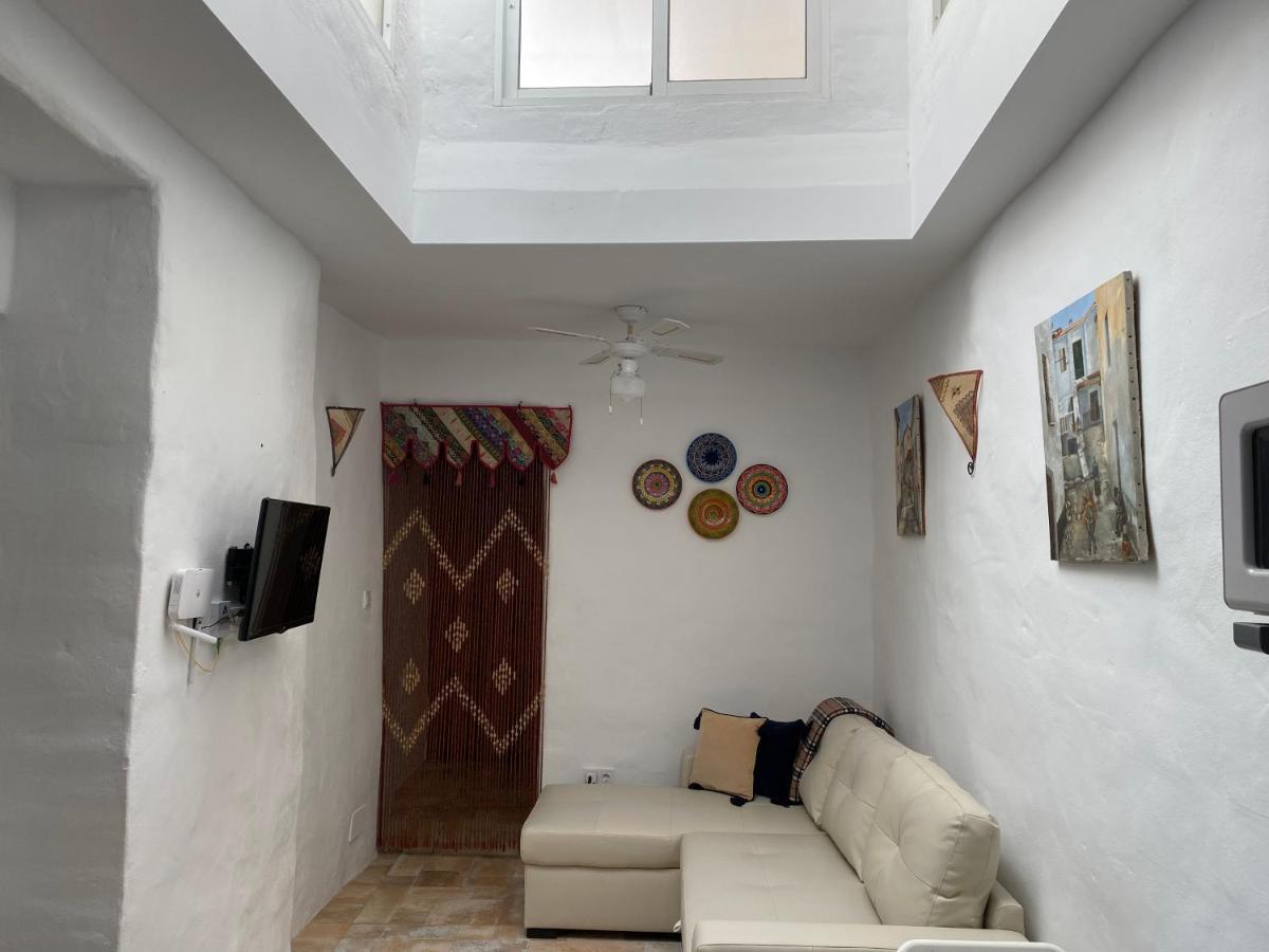 Cheerful One Bedroom Townhouse With Patio Árchez Buitenkant foto