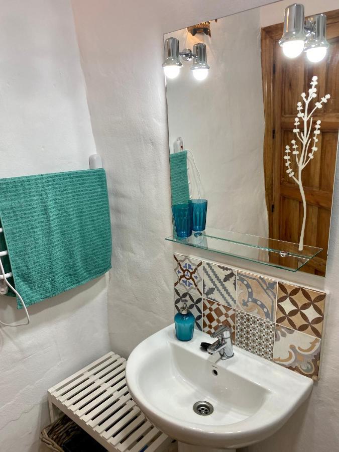 Cheerful One Bedroom Townhouse With Patio Árchez Buitenkant foto